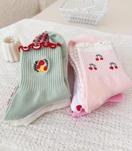 ถุงเท้าโยคะพิลาทิสแบบมีริ้วจับยึดสำหรับผู้หญิง - Product Image 2