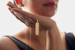 Collar de escritura egipcia antigua personalizada Collar de símbolos de nombre de jeroglíficos egipcios de oro de 18 quilates - Product Image 3