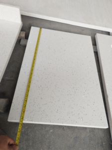 Pierre de quartz artificielle polie imperméable Goldtop 1001 Sparkle White Big Slab pour comptoirs et dessus de table d'hôtel - Product Image 1
