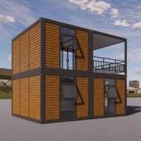 Maison préfabriquée à deux étages avec revêtement en bois grainé, bâtiment modulaire compact avec terrasse et escalier extérieur pour habitation