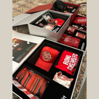 Boîte cadeau personnalisée de luxe en carton rigide écologique avec doublure en éponge et revêtement UV, kit de membre de club de football, chaussettes, logo personnalisé