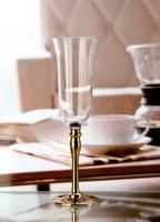 Ensemble de verres à vin à pied pour événements, design rayé avec bordure dorée, finition plaquée or/argent, personnalisable