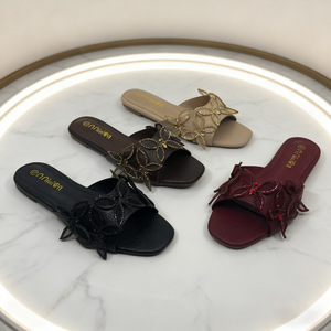 <span class=keywords><strong>Sandales</strong></span> plates à fleurs dorées et perles pour femmes - Chaussures plates noires à enfiler, élégantes pour les tenues décontractées et les occasions - Product Image 1