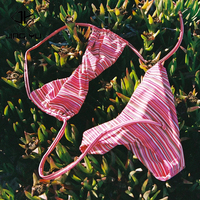 Hoge kwaliteit strand bikini set met speelse gestreepte nekband, gedraaid ontwerp, op maat gemaakt van gerecycled nylon.