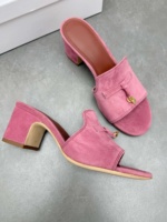 Mules élégantes pour femme en cuir véritable et daim, à bout ouvert, talon carré, avec nœud décoratif et pendentif fermoir doré, pour l'été