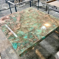Table basse en marbre vert naturel, design moderne et luxueux, finition polie, mobilier de maison, salon, villa, appartement, aménagement