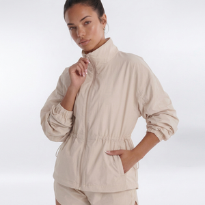 Ensemble de survêtement décontracté 2 pièces pour femme : coupe-vent léger, sweat à capuche froissé et short, taille élastique - Product Image 1