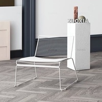 Ensemble table et chaises d'extérieur style nordique en rotin empilable avec structure métallique, idéal pour les salons de thé et les balcons (parfait pour Instagram)