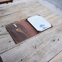 Personnalisation OEM ODM de l'étui Kindle Scribe en cuir véritable avec logo gravé, support magnétique et porte-stylet, fabrication sous marque privée