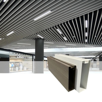 Panneaux de plafond en aluminium sur mesure, système de plafond linéaire en forme de U pour la conception intérieure des bâtiments commerciaux