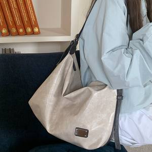 Sac fourre-tout en cuir souple pour femme, grande capacité, fermeture éclair, usage quotidien, couleur unie blanc et noir, collection automne 2025 - Product Image 2