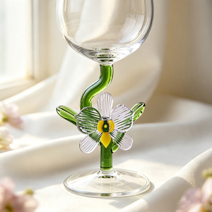 Calice da Vino Artigianale con Stelo Floreale in Vetro di <span class=keywords><strong>Murano</strong></span>, Ornamento Floreale 3D su Stelo Verde, Bicchiere da Vino Rosso Personalizzabile con Logo, Articolo da Regalo in Vetro - Product Image 4