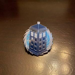 Vente en gros de pin's en émail personnalisés <span class=keywords><strong>Doctor</strong></span> <span class=keywords><strong>Who</strong></span> TARDIS, pin's de revers qui brillent dans le noir, pin's de collection - Product Image 4