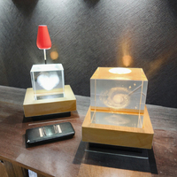 Lampe de table LED décorative en bois avec base en cristal, gravure laser 3D personnalisée, éclairage de nuit, décoration de chambre et de bureau, vente en gros