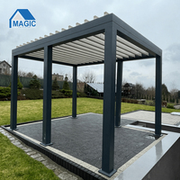 Pergola moderne en aluminium à lames réglables motorisées, revêtement poudré, pour jardin, patio, cour et salon extérieur