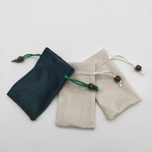 Bolsa de terciopelo con cordón para guardar joyas, tamaño pequeño, con cuentas de madera, logotipo personalizado disponible - Product Image 4