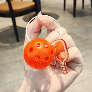 Porte-clés avec pendentif créatif mini pickleball, logo personnalisé, porte-clés culturel en matériau PE avec trou décoratif pour se divertir - Product Image 6
