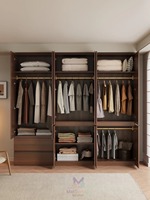 Armoire autoportante moderne réglable, construction en MDF écologique, portes à panneaux, poignées métalliques, grande capacité de rangement pour