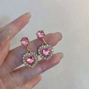 Boucles d'oreilles coréennes en forme de cœur rose, bijoux en alliage de zinc, boucles d'oreilles en strass pour femmes - Product Image 2