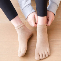 Chaussettes de yoga à cinq doigts en gros - Antidérapantes avec grip individuel pour chaque orteil, matière extensible, OEM/ODM, faible MOQ, nouvelles chaussettes antidérapantes pour le pilates