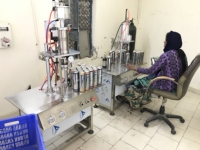 Machine de remplissage d'aérosol de petites canettes métalliques de démarrage pour bidon de gaz de remplissage de butane