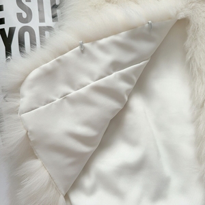 Gilet Corto da Donna in Vera Pelliccia di Volpe con Fodera e Design Rinforzato a Motivo Auto - Product Image 4