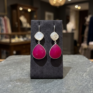Nouveauté - Boucles d'oreilles tendance en calcédoine fuchsia, argent sterling plaqué or, faites à la main, pierres précieuses, pour un anniversaire - Product Image 2