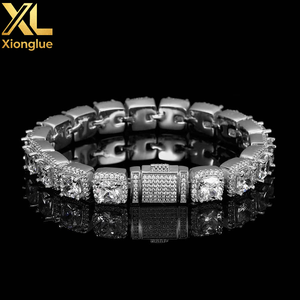 สร้อยข้อมือฮิปฮอปทรงสี่เหลี่ยมประดับเพชรซิคอนชุบทอง 18K แบบกล่องล็อค ดีไซน์คลัสเตอร์แบบ Iced Out - Product Image 5