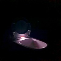 Housse de siège de toilette de forme ovale en matériau d'urée à lumière LED utile et moderne avec batterie chargée uniquement rougeoyante la nuit