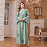 Abaya élégante à col rond pour l'automne et l'hiver, décorée de pompons, ornée de perles faites à la main, manches évasées, robe longue maxi pour femmes musulmanes, en polyester