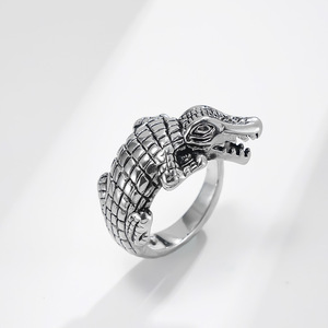 Anillo de cocodrilo para hombre de acero de titanio, estilo retro, imponente y elegante, estilo punk, único, de nicho, joyería animal realista. - Product Image 4