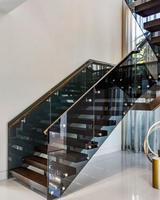 Escalier droit intérieur Prima avec garde-corps en bois et acier, fait main pour villas, hôtels, halls