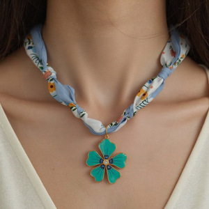 Collar con colgante de flor de aleación de zinc, diseño floral de esmalte azul para mujer, regalo, joyería XL31809 - Product Image 1