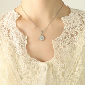 Nouveauté : Collier Pendentif Tournesol en Acier Inoxydable et Acier Titane, Style Ins, Bijou Idéal pour Cadeau d'Amie - Product Image 4