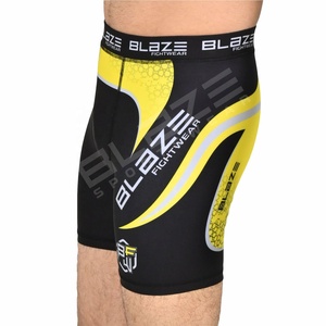 Shorts de MMA personnalisés en maille mi-longue pour hommes, séchage rapide, vêtements de grappling, impression par sublimation, motif uni, leggings de compression élastiques pour le yoga - Product Image 4