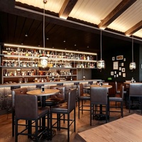 Ensemble de mobilier écologique et imperméable pour restaurant, personnalisation complète de la pièce, design intérieur, comptoir de bar commercial