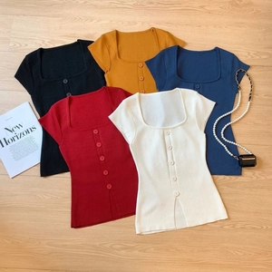 <span class=keywords><strong>Top</strong></span> en tricot à manches courtes de style coréen avec un <span class=keywords><strong>décolleté</strong></span> <span class=keywords><strong>carré</strong></span>, un design doux et élégant, une coupe ajustée et une fente sur le bas - Product Image 2
