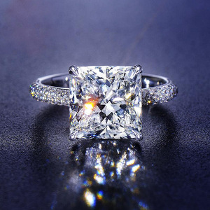 Elegante anello quadrato con pietre per donna, design scintillante intarsiato, gioielli alla moda per tutti i giorni - Product Image 1