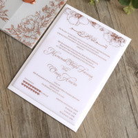 Suite d'invitations de mariage de luxe en vélin bleu poussière, thème nautique (coquillages, hippocampes, étoiles de mer), avec carte cadeau monogramme et impression personnalisée