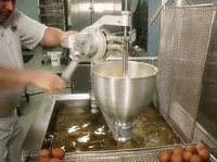 Machine à faire des beignets à manivelle électrique Machine à beignets pour boulangeries et snack-bars