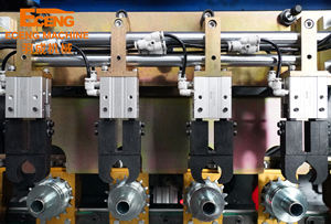 Máquina de Moldagem por Sopro de Plástico PET Linear Totalmente Automática de 2 Litros com 4 Cavidades - Product Image 5