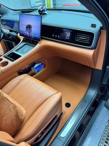 Bentley a amélioré son intérieur avec des housses de siège personnalisées haut de gamme, imperméables et ignifuges, et des tapis de sol pour voiture. - Product Image 2
