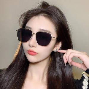 Lunettes de soleil Gm unisexes, monture en métal, verres PC, type polarisé UV400, pare-soleil de type 3, couleur rose, design tendance - Product Image 1