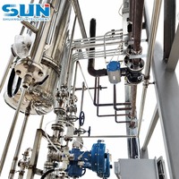 Colonne de distillation industrielle pour la récupération d'alcool et l'extraction d'ingrédients alimentaires avec recyclage en circuit fermé des solvants