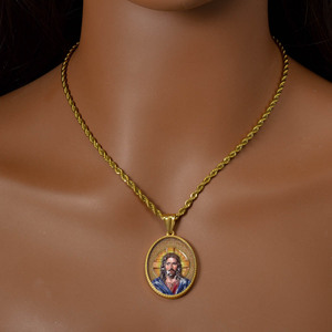 Collar de acero inoxidable con colgante de medallón ovalado con diseño de Jesús, cruz y halo, chapado en oro, con cuerda trenzada, para venta al por mayor - Product Image 3