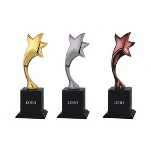 Trofeo profesional de estrella dorada, elegante trofeo de reconocimiento con un diseño moderno y lujoso para ceremonias de premiación corporativa. - Product Image 1