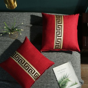 Funda de Cojín Decorativa Navideña de Estilo Rústico Moderno, con Diseño Griego en Rojo, Cuadrada, Suave y Tejida, para Sofá, Cama y Decoración del Hogar - Product Image 1