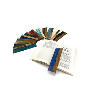 Accessoires de lecture élégants en résine artisanale et marque-pages en bois pour les amateurs de livres et les cadeaux - Product Image 1