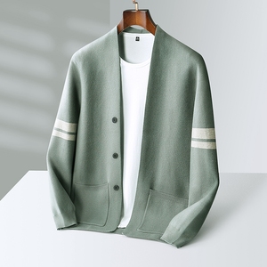 <span class=keywords><strong>Cardigan</strong></span> in Cashmere Lavorato a Maglia per <span class=keywords><strong>Uomo</strong></span>, Personalizzabile con Logo, Scollo a V, Slim Fit, con <span class=keywords><strong>Bottoni</strong></span> - Product Image 4