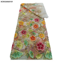 Tissu en dentelle française brodé de fleurs colorées faites à la main avec des perles et des paillettes